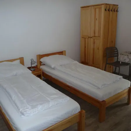 Studia Anton, Podhajska *